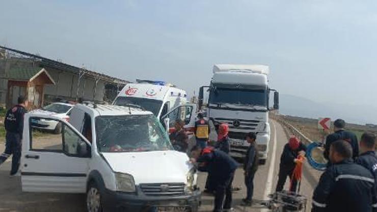 TIR’ın çarptığı hafif ticari araçtaki 3 kişi yaralandı