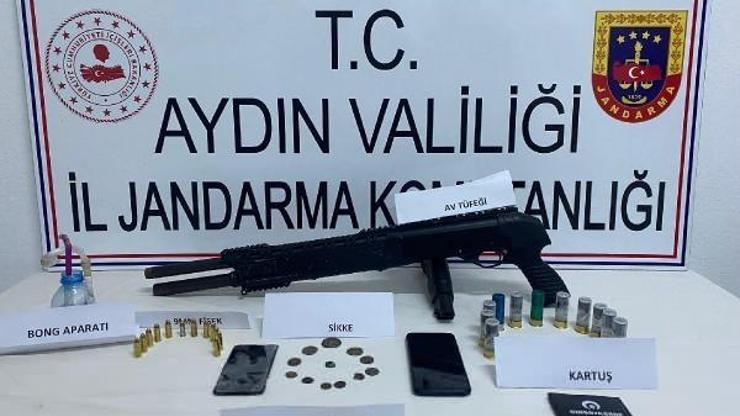 Jandarmaları görünce terk ettiği otomobilinden sikke, sentetik ecza hap ve pompalı tüfek çıkan sürücü aranıyor