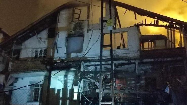 2 katlı evin çatı katı yandı