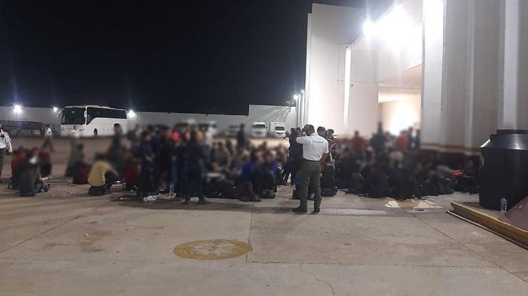 Meksikada terk edilmiş tır dorsesinde 103 refakatsiz çocuk bulundu