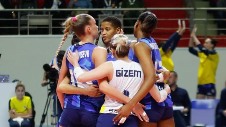 Fenerbahçe Eczacıbaşını yenerek yarı finale yükseldi