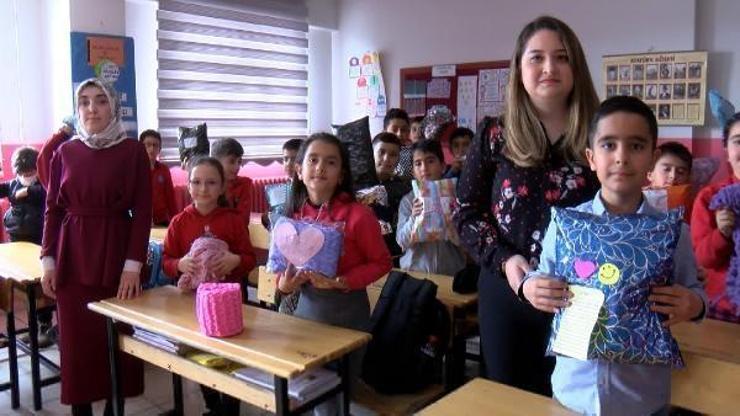 İlkokul öğrencileri öğretmenleri ile depremzede çocuklar için atkı ördü