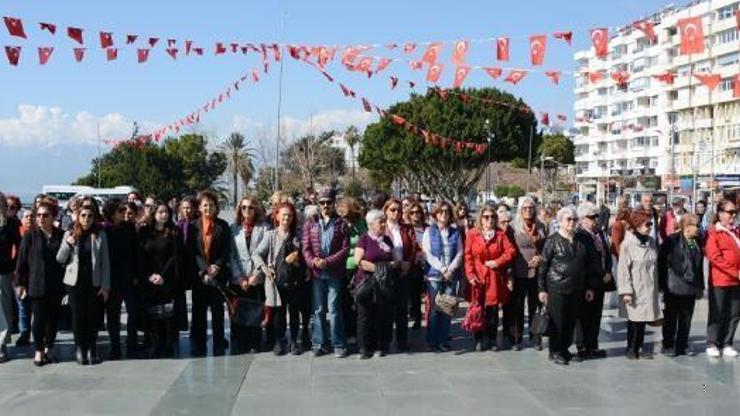 Deprem gölgesinde 8 Mart etkinliği