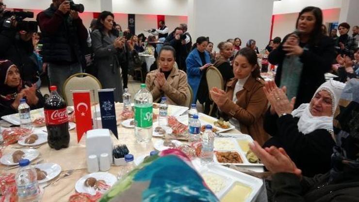 Aydın Büyükşehir Belediye Başkanı Çerçioğlu, depremzede kadınlarla buluştu