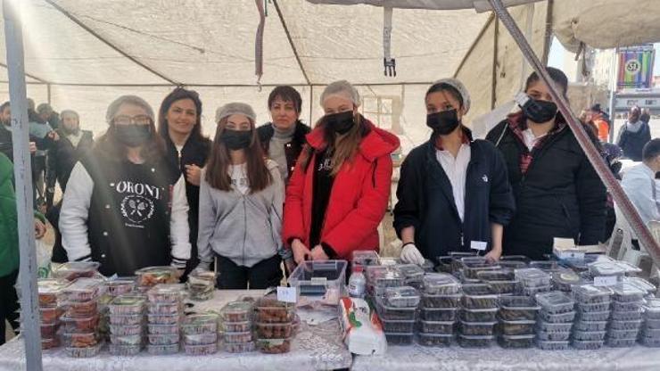 Kırşehir’de öğrenciler, depremzedeler için kermes düzenledi