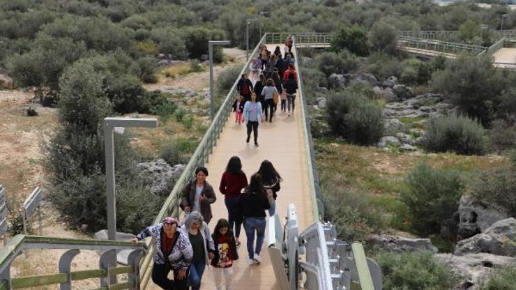 Depremzede kadınlar Mersini gezdi