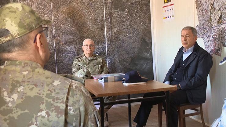 Bakan Akar, Hatayda Mehmetçiki ziyaret etti