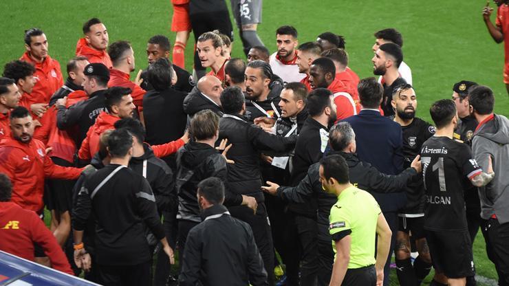 Göztepe-Pendikspor maçında saha karıştı