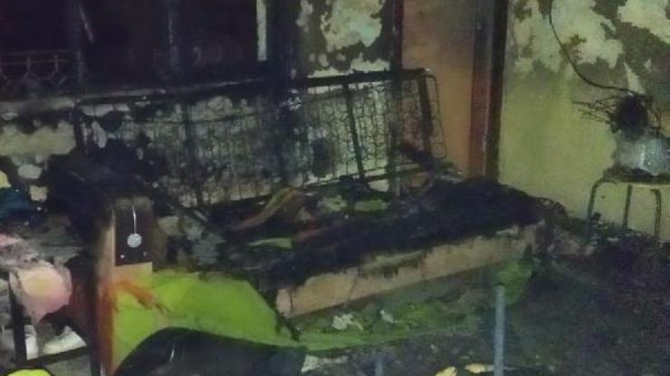 İki katlı ev yangında kullanılamaz hale geldi