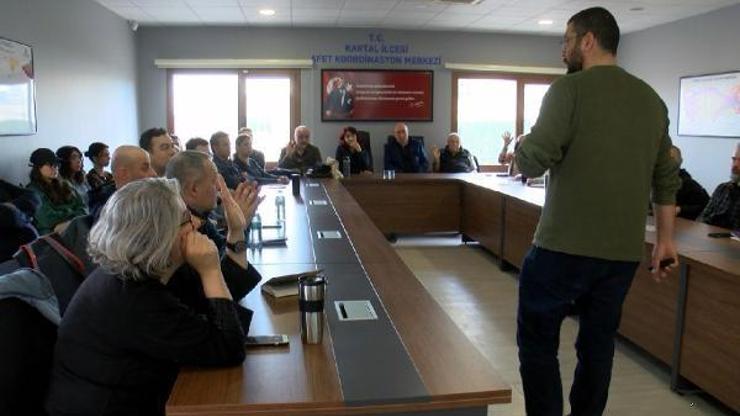 Kartalda gönüllülere Afet Bilinci Eğitimi veriliyor