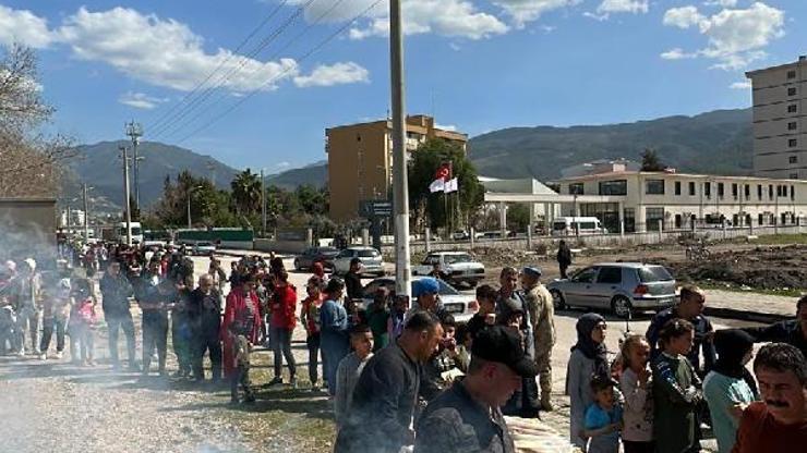 Kaburgacı Yaşardan Osmaniyedeki depremzedelere Adana kebabı