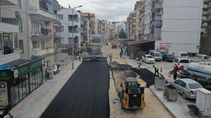 Kuşadası İki Çeşmelik Caddesinde asfaltlama çalışması