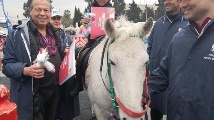 Depremzede çocuklar at bindi