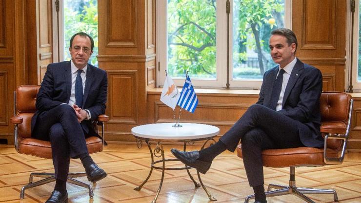 GKRYnin yeni lideri Hristodulidis, Miçotakis ile Atinada görüştü