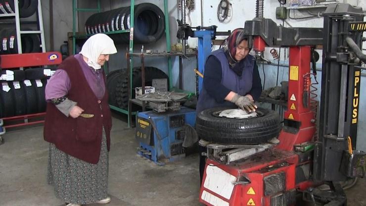 Lastik tamircisi Vesile Nine işini gelinine devretti