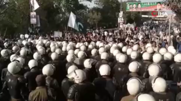 Pakistanda İmran Han destekçileri polisle çatıştı: 8 yaralı