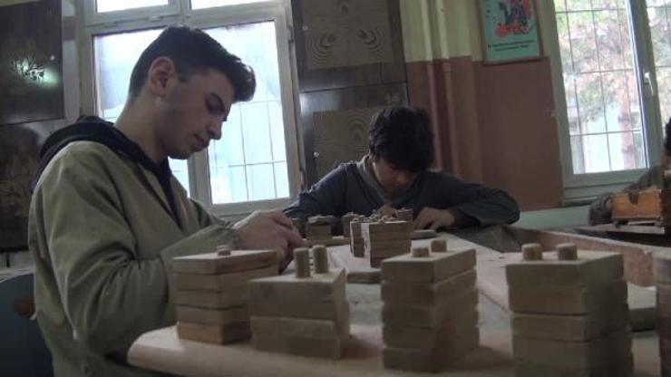 Öğretmen ve öğrenciler depremzede çocuklar için oyuncak yapıyor