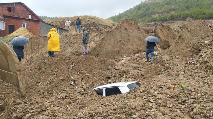 Adıyamanda heyelan iş makinesi ve otomobili yuttu