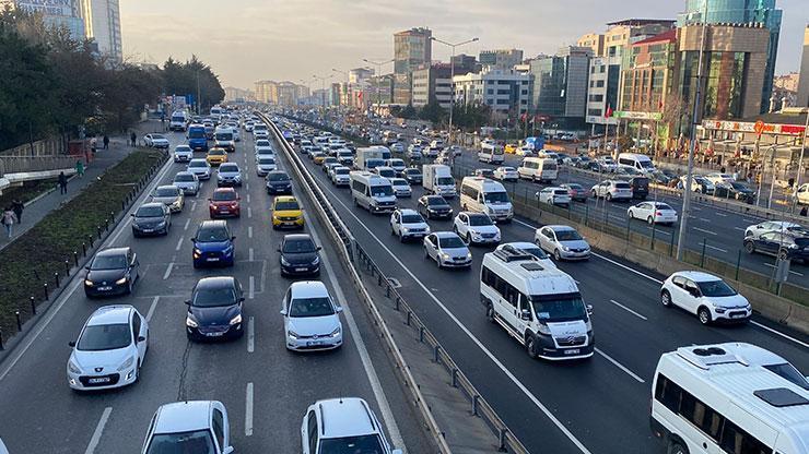 İstanbulda haftanın ilk iş gününde trafik yoğunluğu