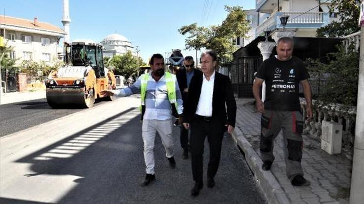 Bornovada asfaltlama çalışmaları sürüyor