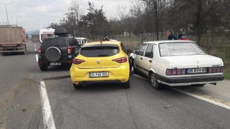 Direksiyonu kitlenen araç zincirleme kazaya sebep oldu: 2 yaralı