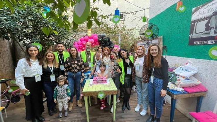 Depremzede Peteke doğum günü sürprizi