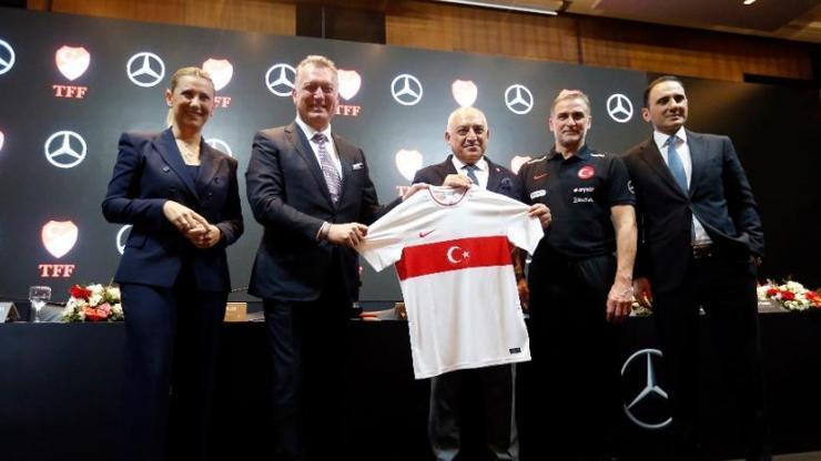 Futbol milli takımlarına 81 elektrikli otomobil tahsis edildi