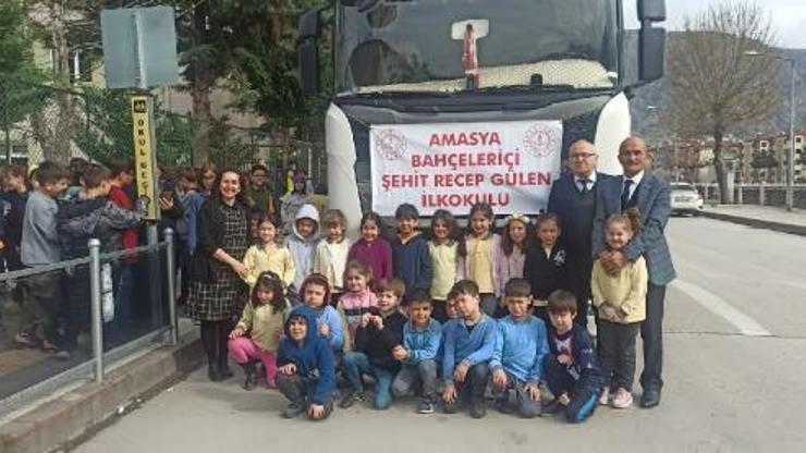 İlkokul öğrencilerinden, Hatayda çadır sınıflarındaki yaşıtlarına su desteği