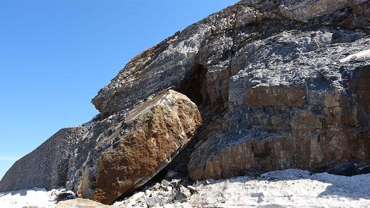 Bitlis-Tatvan kara yolu, düşen dev kaya nedeniyle 1 saat trafiğe kapalı kaldı