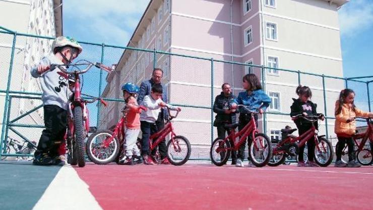 Depremzede çocuklara bisiklet eğitimi