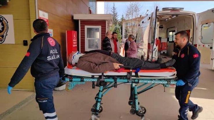 Hafif ticari araç ile otomobil çarpıştı; 2 yaralı