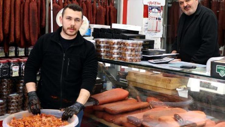 Ramazanın vazgeçilmezi sucuk içi sofraları süslüyor