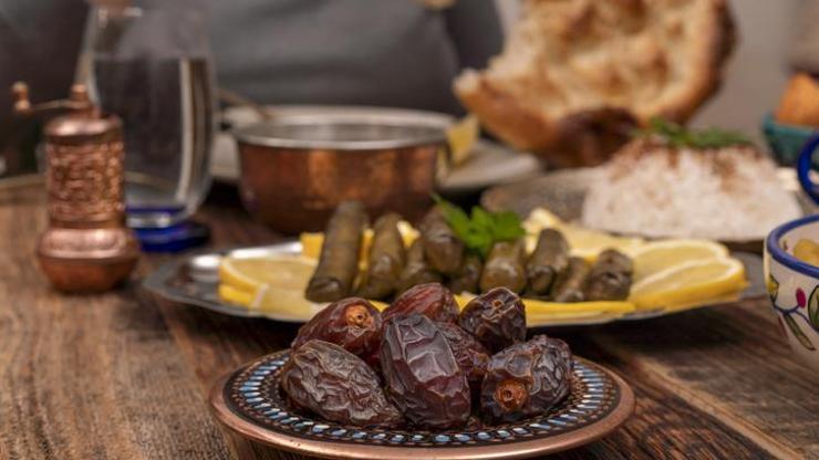 Ramazan iftar menüsü 2023: Bugün iftara ne pişirsem İşte havuçlu şehriye çorbası, patates yatağında soslu köfte ve fırında sütlaç tarifi...