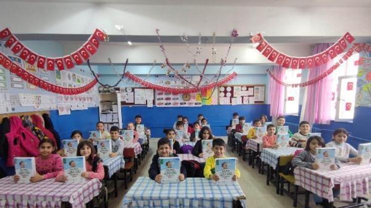 Siirt’te Kaymakam, harçlıklarını AFADa bağışlayan öğrencilere kitap hediye etti
