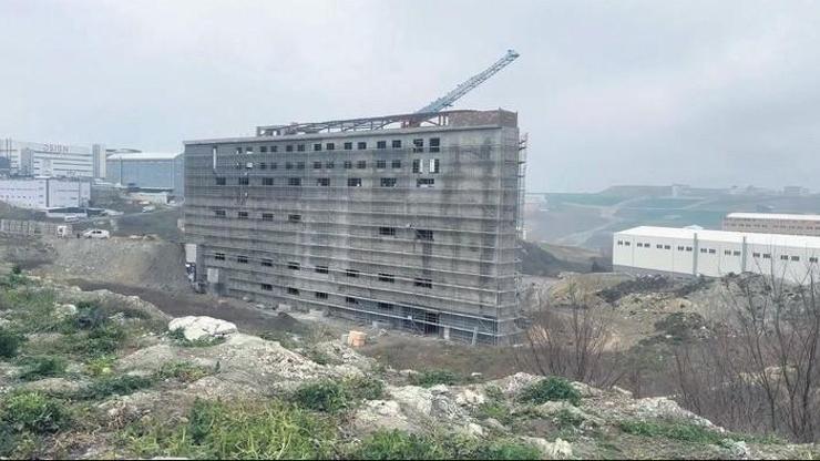 Akılalmaz olay Döktüğü moloz arkadaşını öldürdü