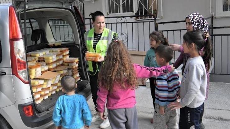 Bornovada evlere iftar yemeği dağıtımı başladı