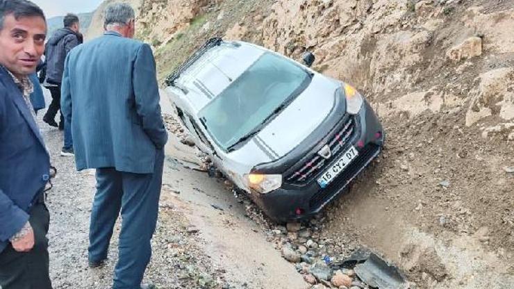 Siirt’te hafif ticari araç yol kenarındaki kanala düştü