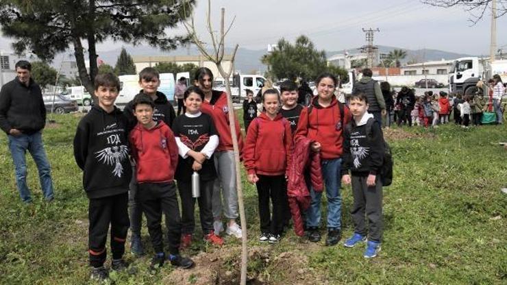 Bornovada fidan dikim etkinliğiyle miniklere doğa sevgisi aşılandı
