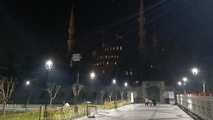 Sultanahmet Camiinde ışıklar depremde hayatını kaybedenler için söndürüldü