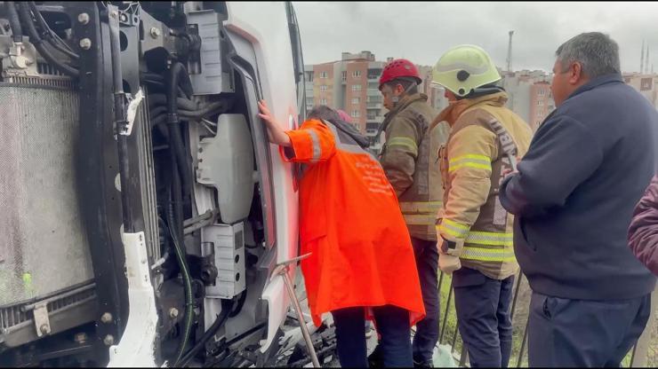 Son dakika... Arnavutköyde kamyon yola devrildi 1 kişi hayatını kaybetti