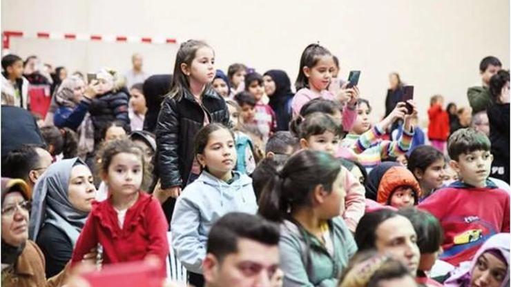 Kral Şakir depremzede çocuklarla buluştu