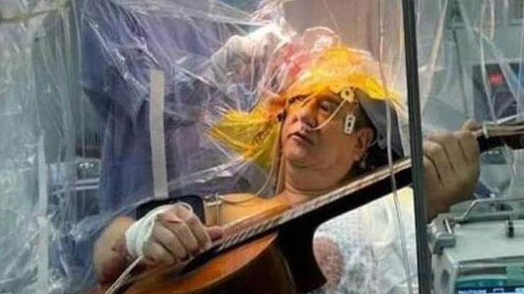 Beyin ameliyatı olurken 4 saat boyunca gitar çaldı