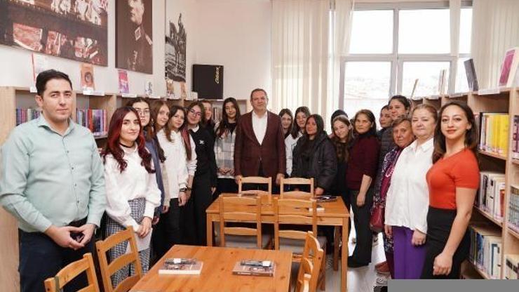 Ayvalık Belediye Başkanı Ergin, Kütüphane Haftasını öğrencilerle kutladı