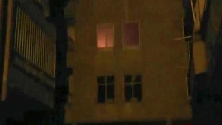 Diyarbakırda ağır hasarlı apartmanın 2 ve 3üncü katında yangın