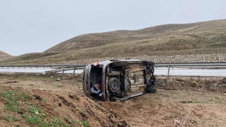 Kırıkkalede kontrolden çıkan hafif ticari araç takla attı: 3 yaralı