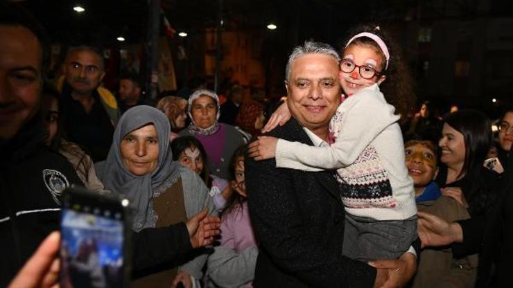 Çocuklardan Başkan Uysala yoğun ilgi