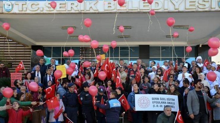 Kırmızı balonlar otizm farkındalığı için havalandı