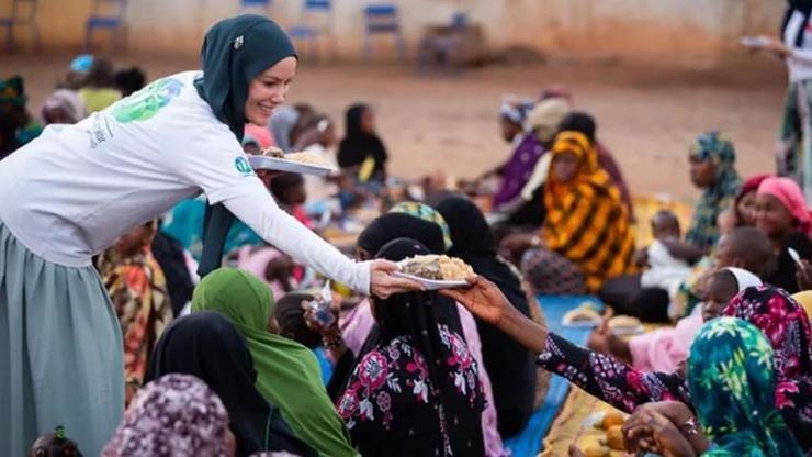 Gamze Özçelik depremzedeler için iftar verdi