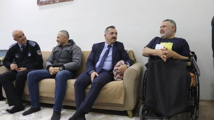 Midyatta engelli depremzedeye tekerlekli sandalye