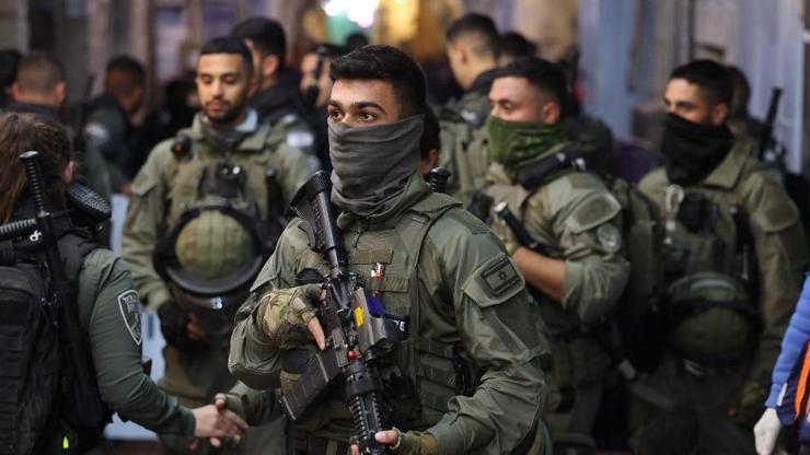 İsrail polisi, Mescid-i Aksaya yine baskın düzenledi